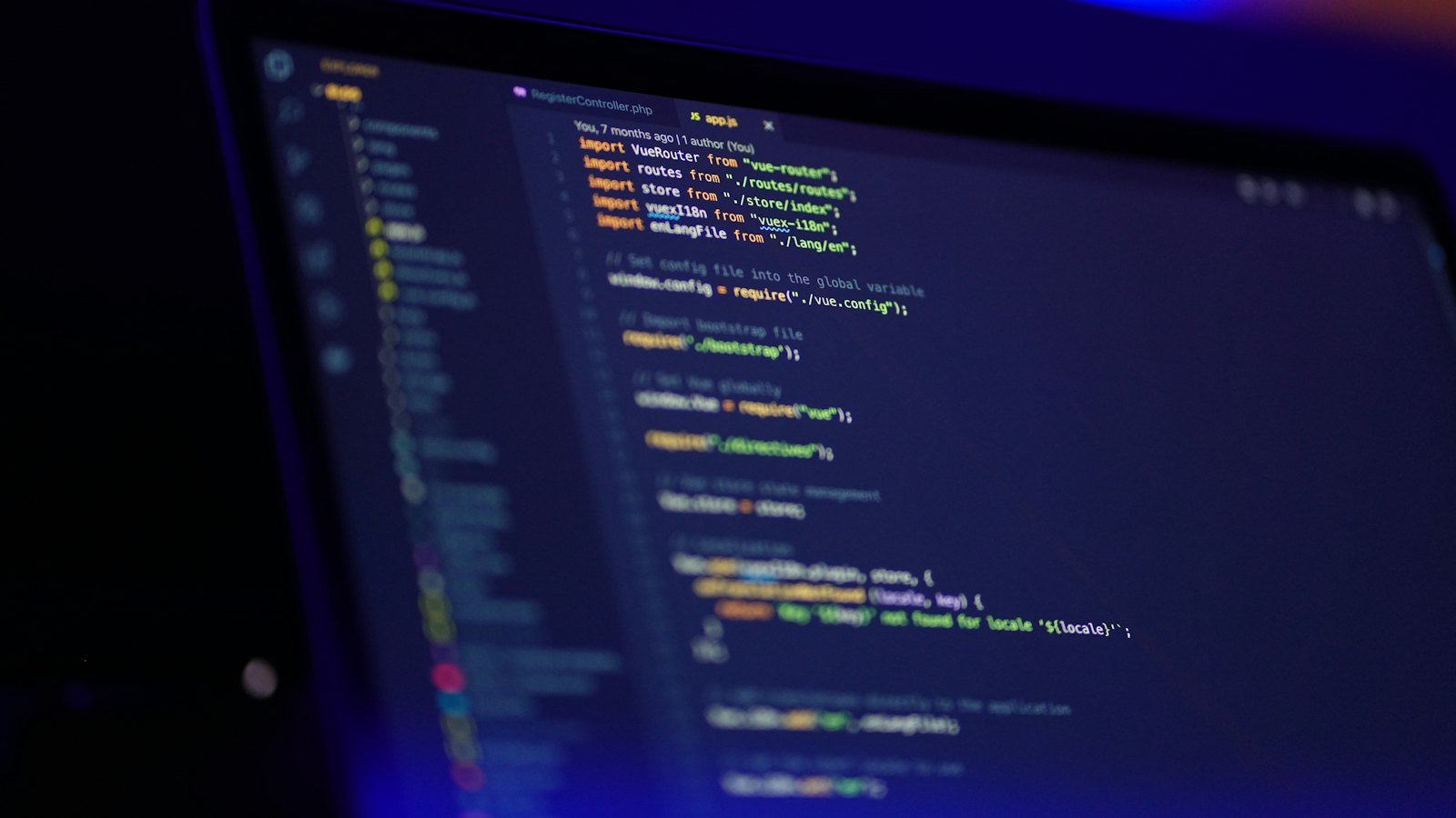 Code midabbo leh oo ku jira shaashad laptop