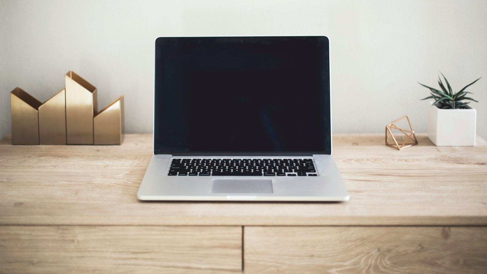 Laptop saaran miis alwaax ah oo dhir yar agtiisa