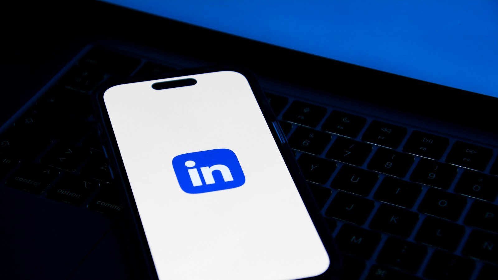 Taleefan muujinaya astaanta LinkedIn